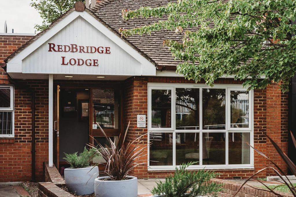 Redbridge Lodge Ilford Exterior photo